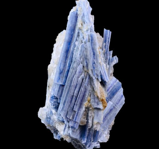 Blue-kyanite-crystal-mediation